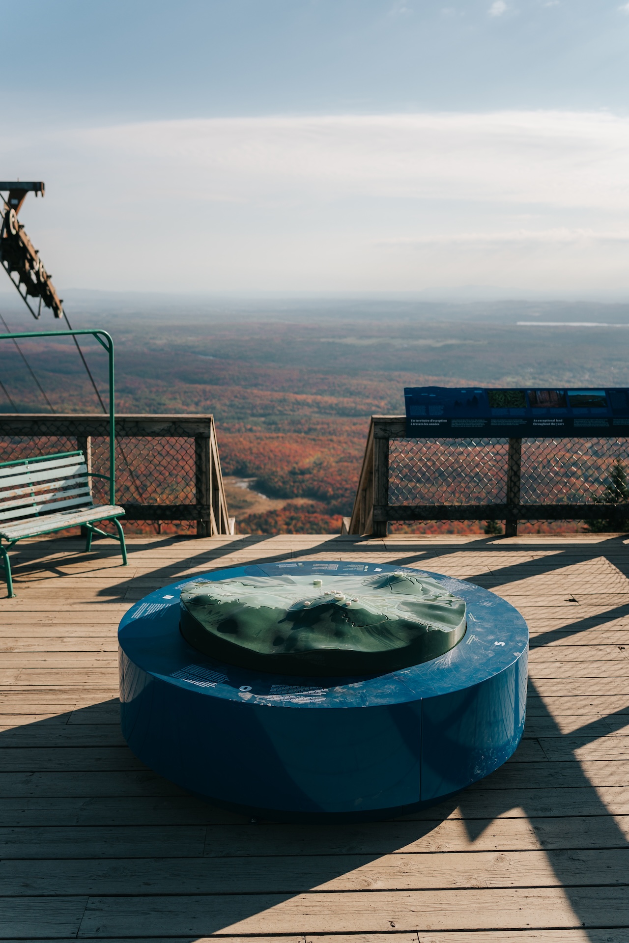 Vue panoramique depuis un observatoire avec modèle topographique en relief.