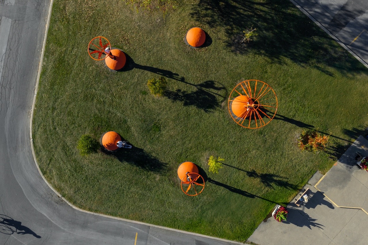 Installation artistique orange sur pelouse, œuvre de Studio Overall.