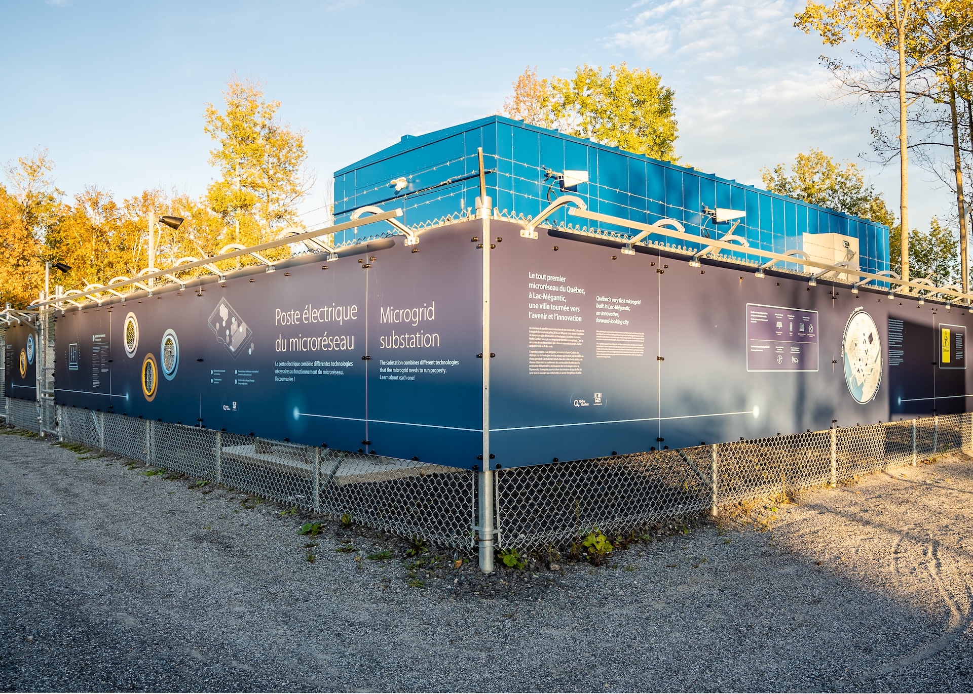 Installation de microgride à Lac-Mégantic, présentée par Studio Overall avec panneaux explicatifs.