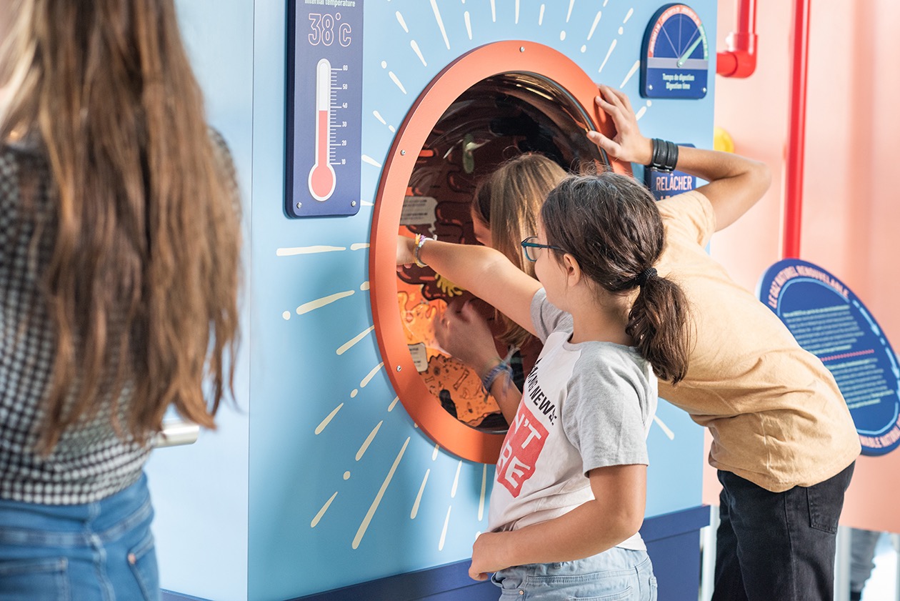 Enfants explorant une installation interactive éducative en musée.