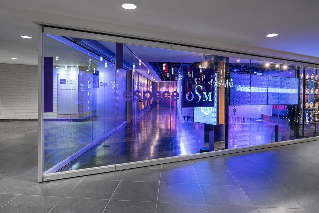 Installation lumineuse vitrée d'espace oSM, projet de Studio Overall en muséographie.