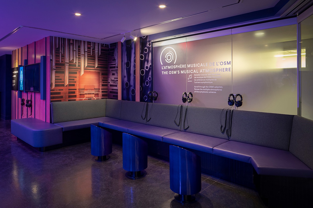 Installation immersive de Studio Overall pour l'OSM, avec sièges, casques et écrans.