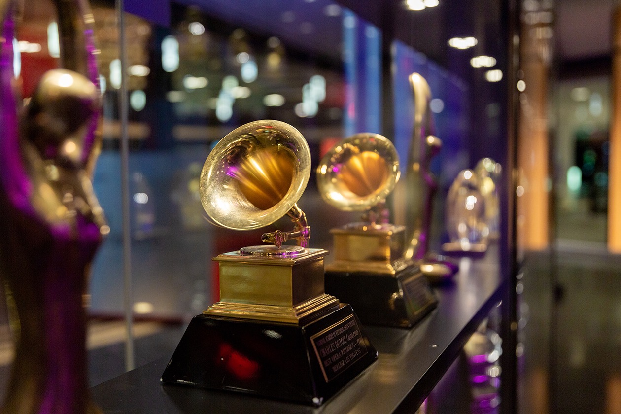 Série de trophées Grammy exposés en vitrine, œuvre de Studio Overall.