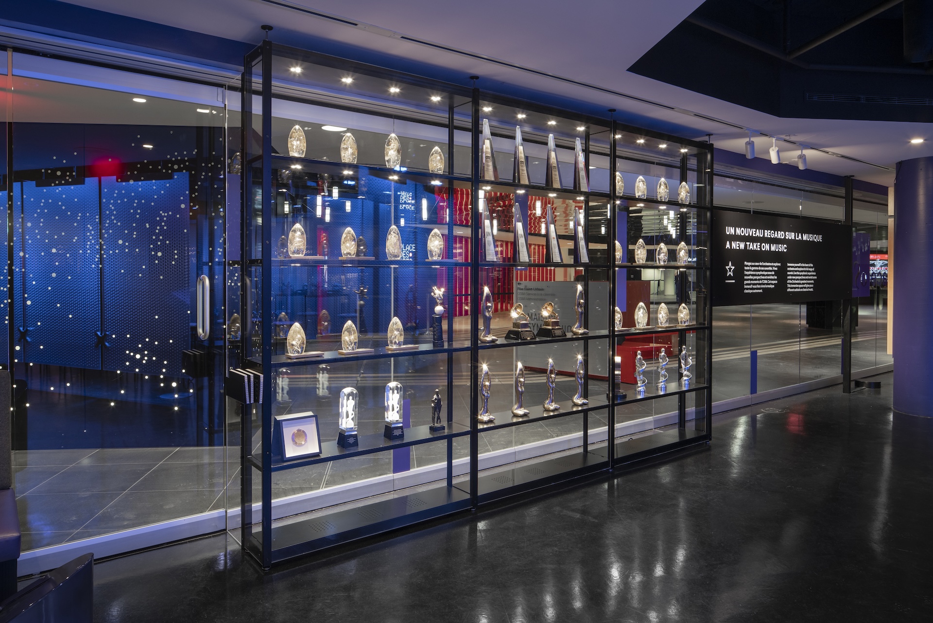 Exposition de trophées dans une vitrine moderne, œuvre de Studio Overall.