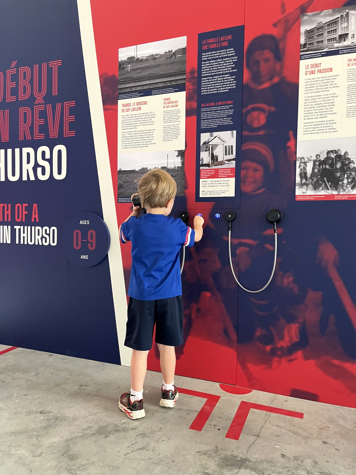 Enfant explorant une exposition interactive sur l'histoire de Guy Lafleur à Thurso.