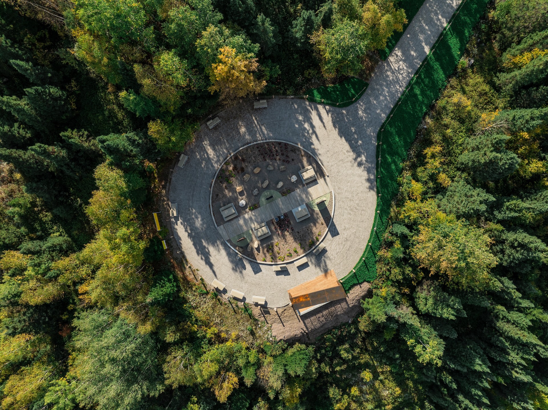 Vue aérienne d'une installation circulaire en forêt, œuvre de Studio Overall.