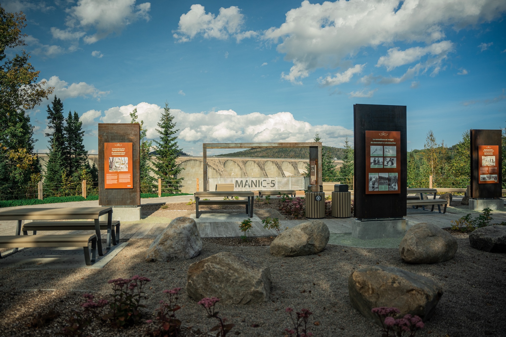 Installation muséographique extérieure de Studio Overall, présentant des panneaux d'information près du barrage Manic-5.