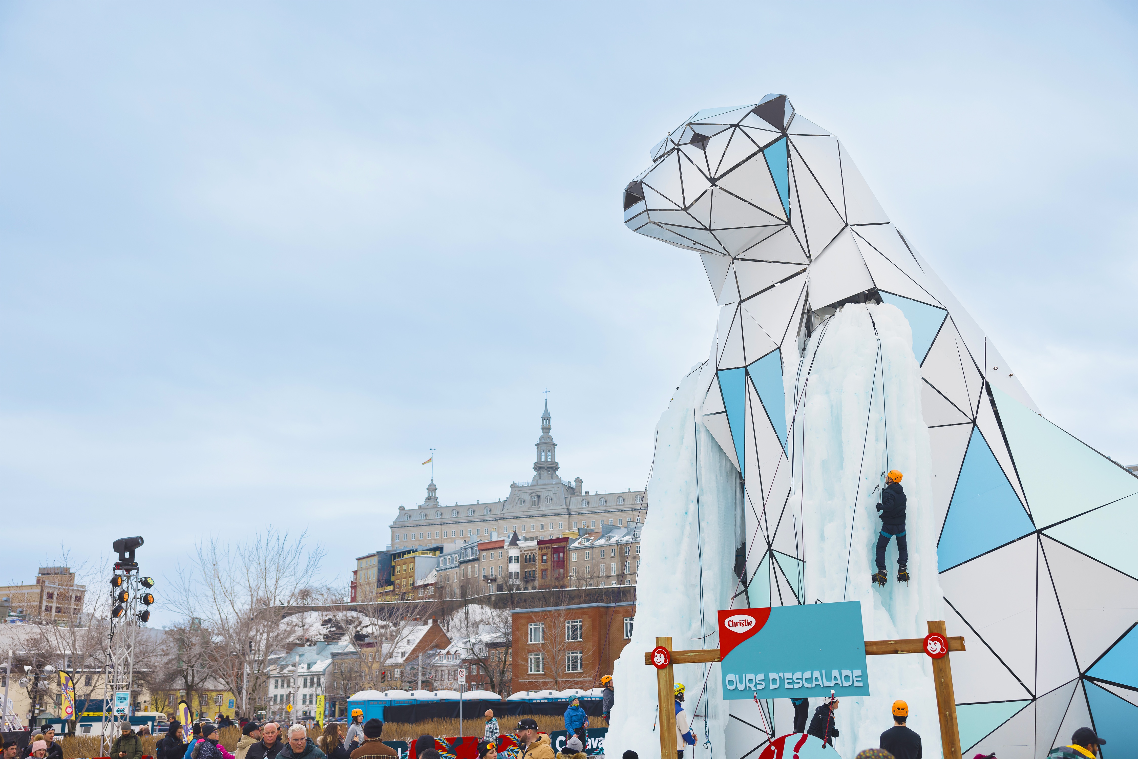 Nanouk, l’ours polaire d’escalade de glace