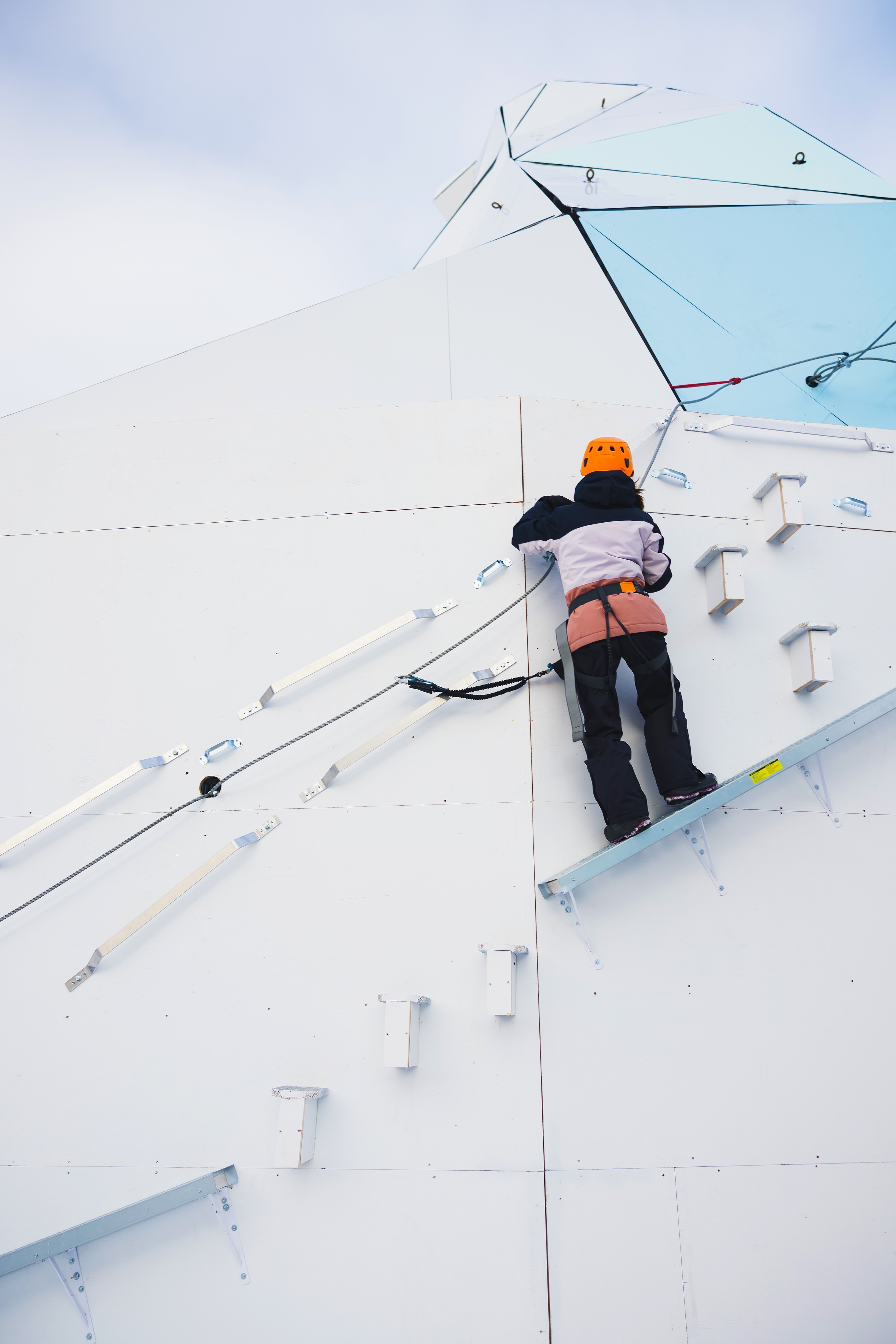 Équipe de Studio Overall en pleine installation sur une structure architecturale moderne.