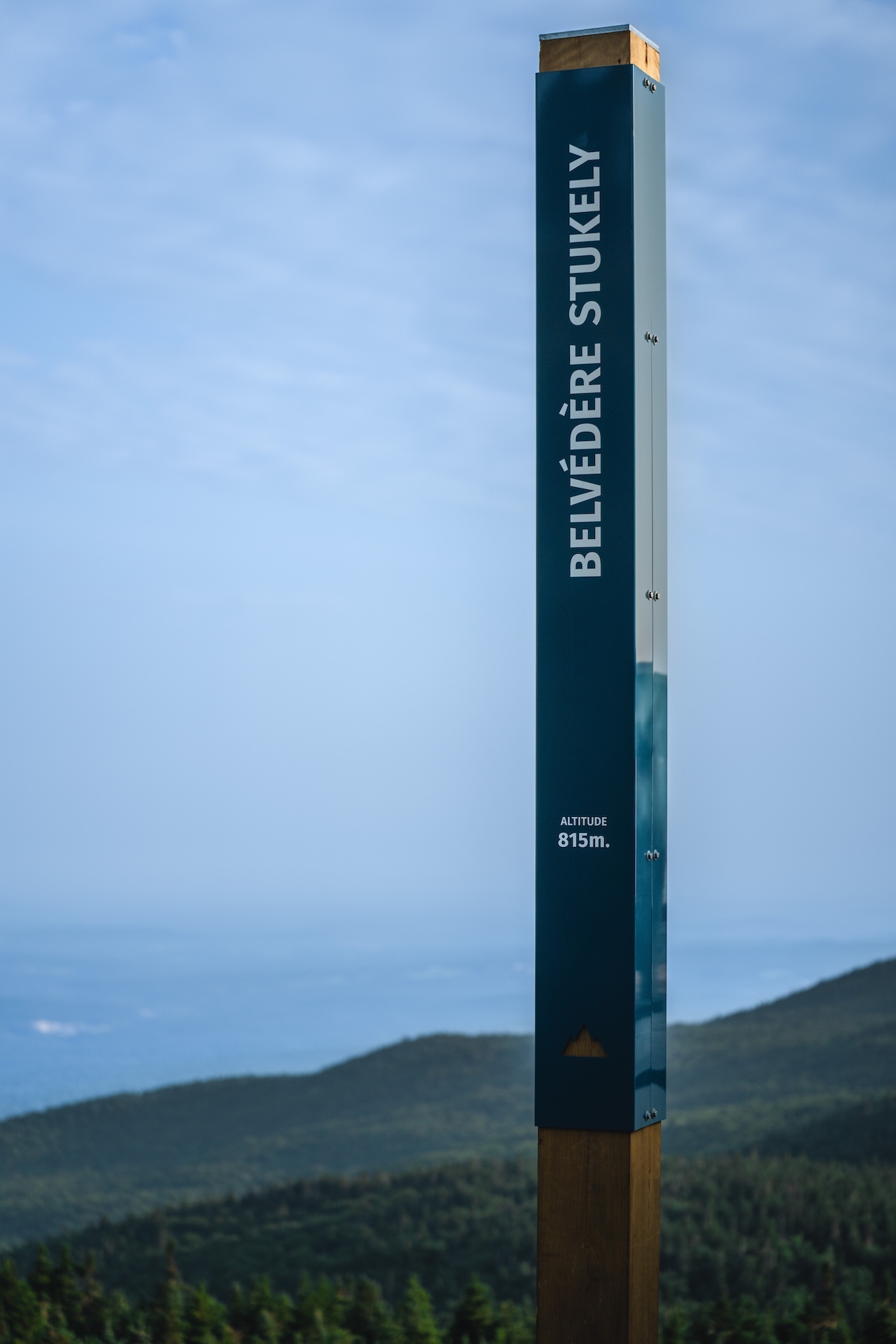 Panonceau de belvédère à 815 mètres, vue panoramique sur les montagnes verdoyantes.