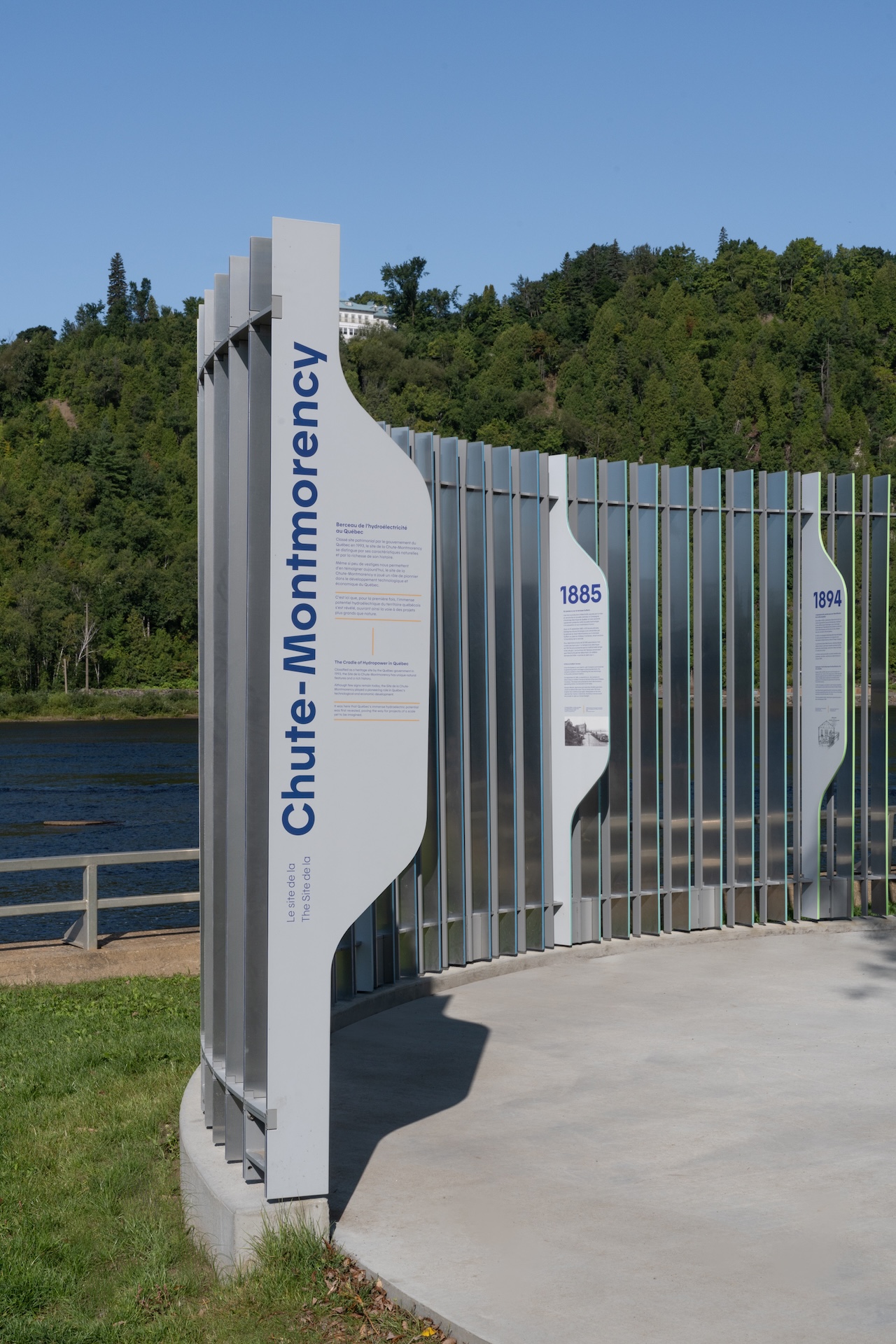 Installation muséographique de Studio Overall présentant l'histoire de la chute Montmorency.