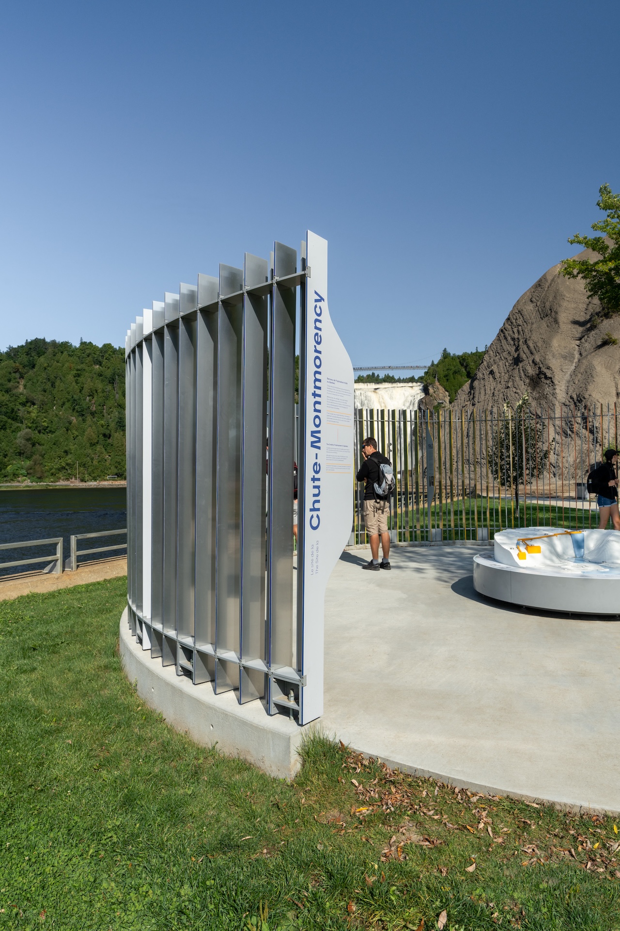 Installation muséographique contemporaine de Studio Overall près de la chute Montmorency.