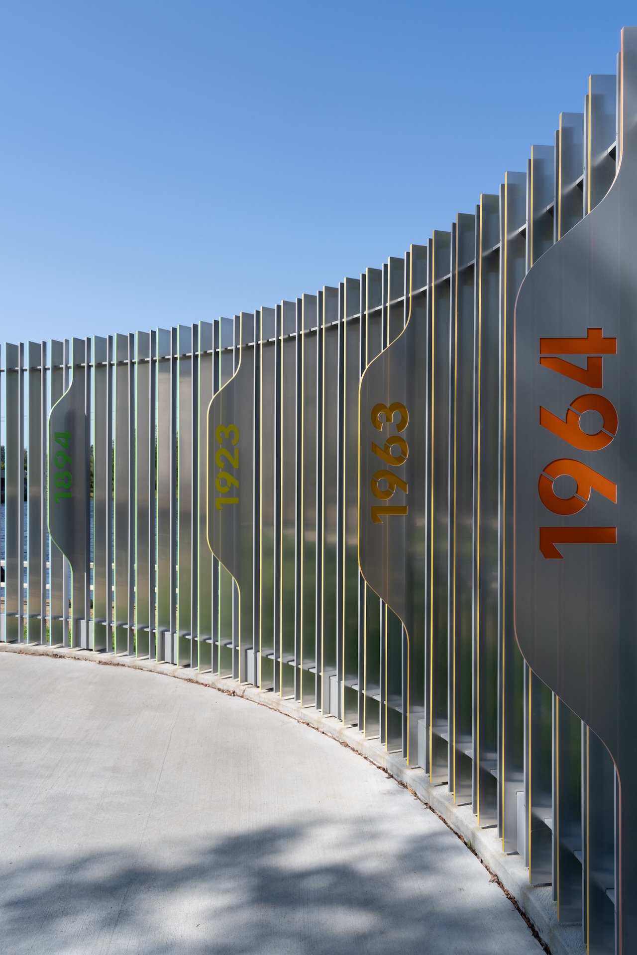 Installation métallique moderne avec dates gravées, œuvre de Studio Overall.