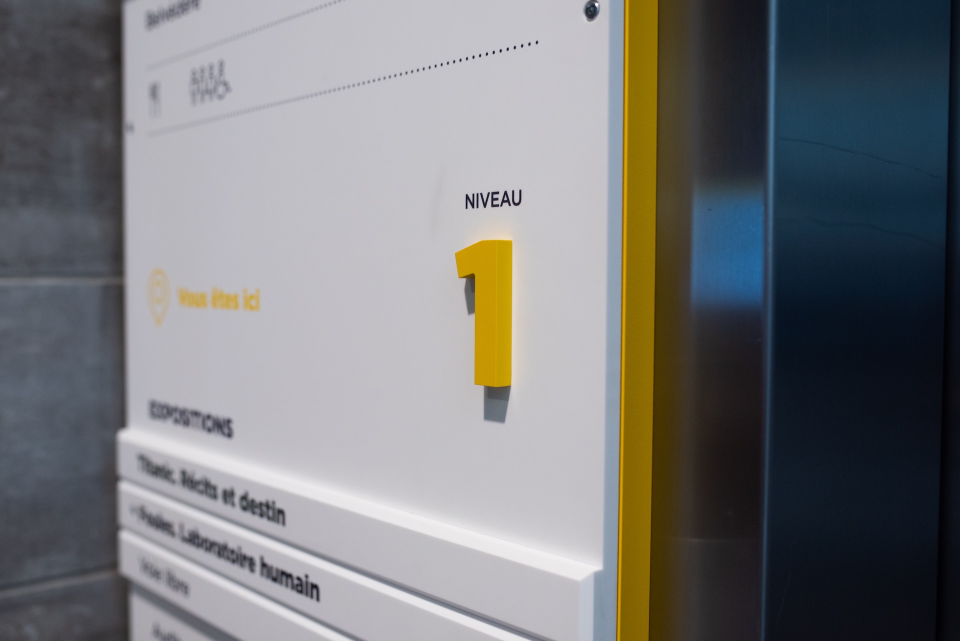 Indication de niveau 1 dans un espace muséal, avec exposition 