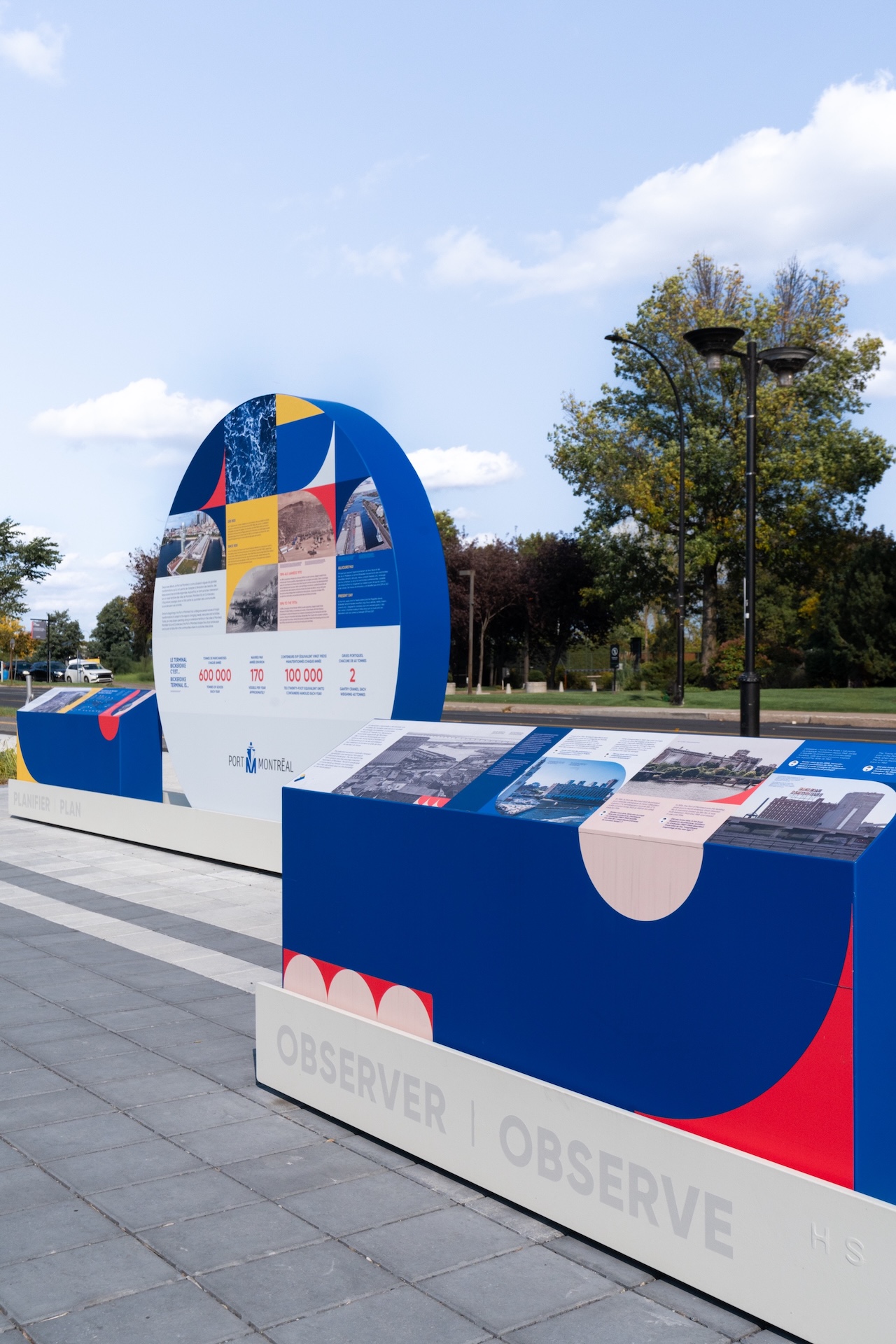 Installation muséographique de Studio Overall, présentant des données et des images sur le port de Montréal.