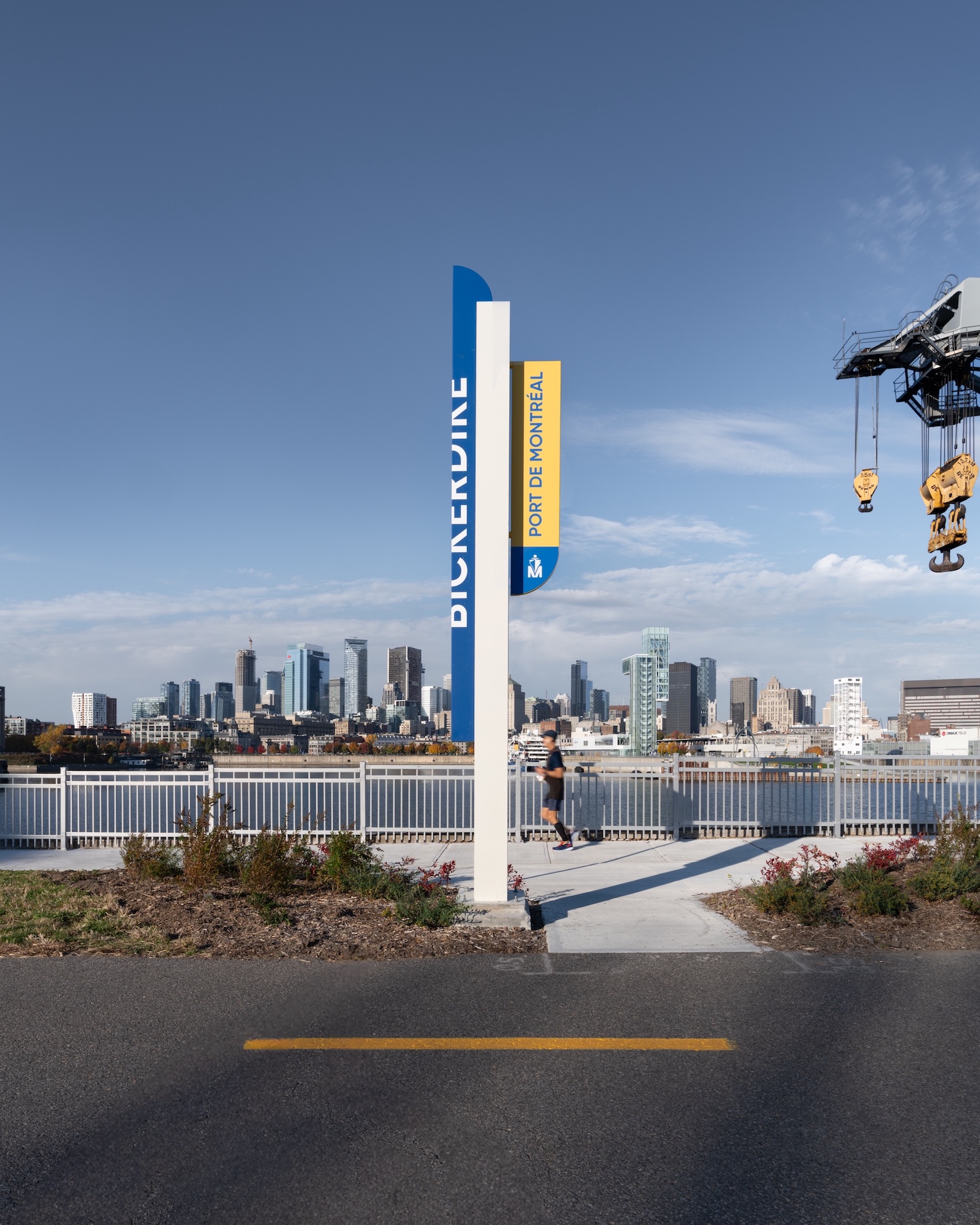 Panonceau du Port de Montréal avec vue sur la ville et un quai industriel.