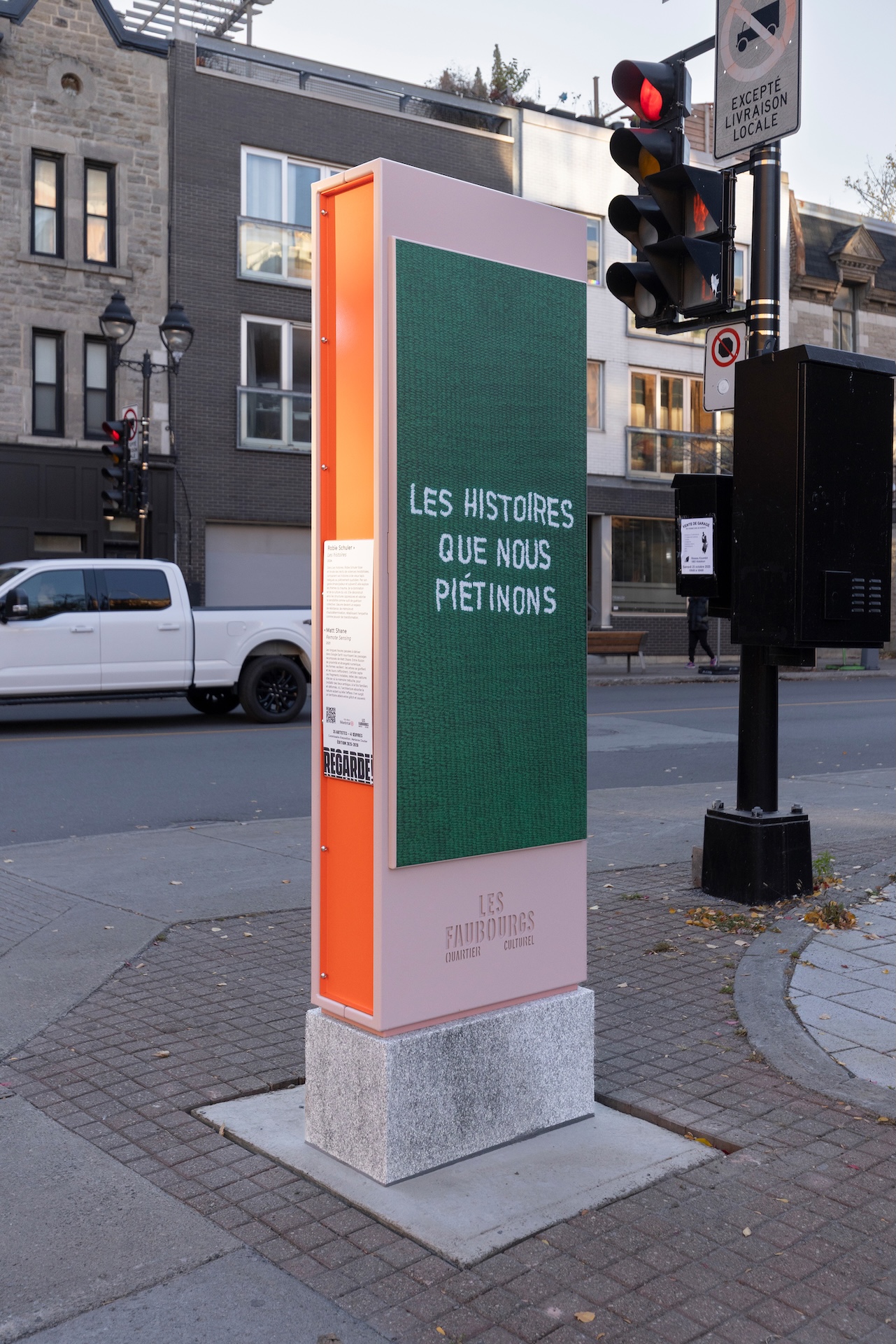 Installation publique de Studio Overall à Montréal, avec texte « Les histoires que nous piétinons ».