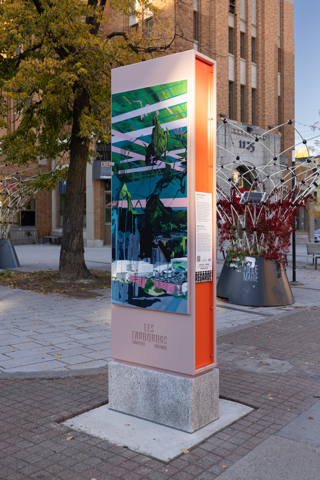 Installation artistique urbaine de Studio Overall, présentant une œuvre colorée dans un quartier culturel.